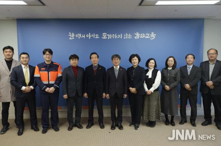 천창수 교육감이 22일 접견실에서 교육기부 우수기관과 학교 관계자들과 기념사진을 찍고있다