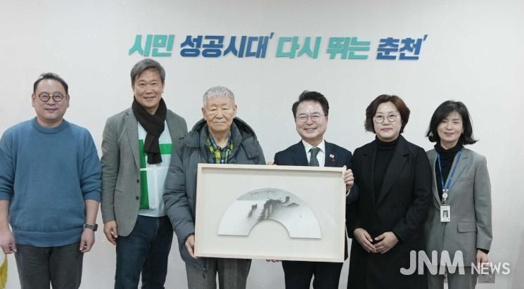 한국화 거장 임전 허문, 춘천시에 ‘운무산수화’ 기증