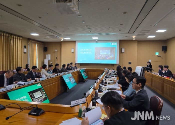 권정희 수원시 행정지원과장이 수원시의 공공외교 사례를 발표하고 있다.