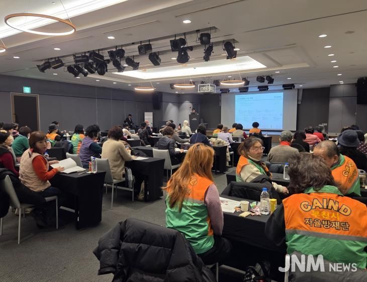 부천시 자율방재단이 재해구호 전문교육을 받고 있다.