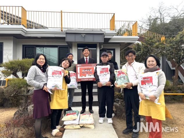 보성군, 벌교JC 회장 이취임 기념해 백미 2,000kg을 벌교 지역 내 어려운 이웃을 위해 기탁했다(왼쪽에서 네번째_벌교JC 회장 강대웅)