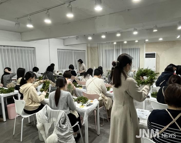 12월 19일 반포권역에서 진행한 싱글싱글 문화교실 ‘크리스마스 리스 만들기’ 프로그램 사진