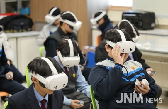 인천환경공단 직원이 광성중학교에서 학생들에게 VR 기기를 활용한 환경 교육을 진행하고 있다
