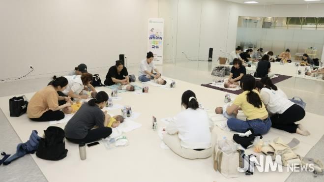 과천시 보건소에서 운영하는 오감발달 교실에 참여한 시민들 모습