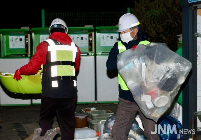 환경미화 활동하는 김완근 시장