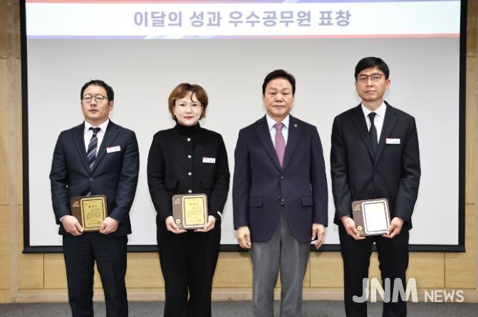 ‘이달의 성과 우수공무원’ 3명 표창장 수여식
