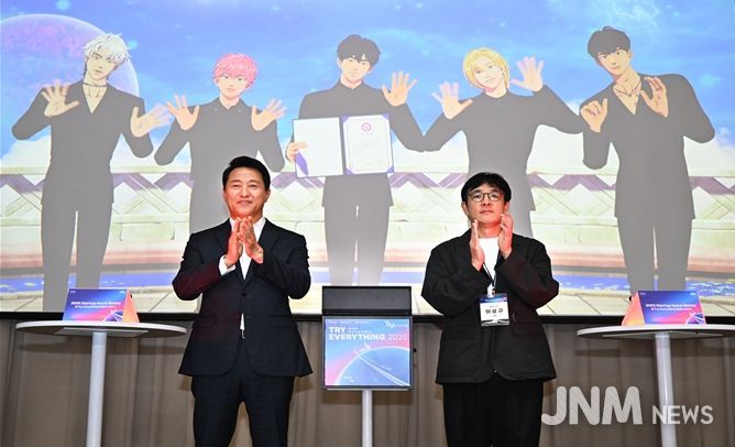 오세훈 서울시장이 12일 오전 ‘2025 Startup Seoul 홍보대사 및 Try Everything 홍보단’ 위촉식에서 이성구 블래스트 대표(오른쪽), 플레이브와 기념촬영 하고 있다.