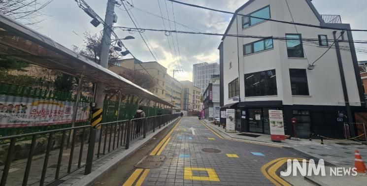 숭곡초·중 앞 도로확장 및 캐노피 설치 후 사진