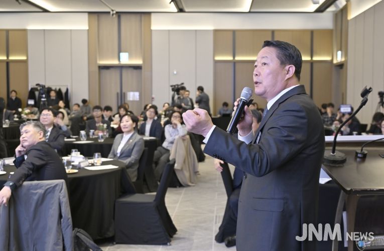 최영일 순창군수가 농어촌 기본소득 시범사업 성과창출 협의체 출범식에서 송미령 농림축산식품부 장관과 전문가들이 참석한 가운데, 순창형 기본소득 모델과 농촌 기본사회 비전을 발표하고 있다.