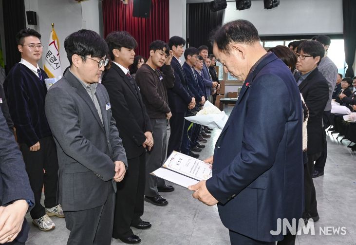 적극행정 유공 공무원 시상 사진(최우수상 김상수 주무관)