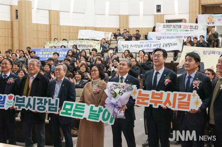 29일 열린 정구원 화성특례시 제1부시장 퇴임식에서 참석자들이 기념촬영을 하고 있다