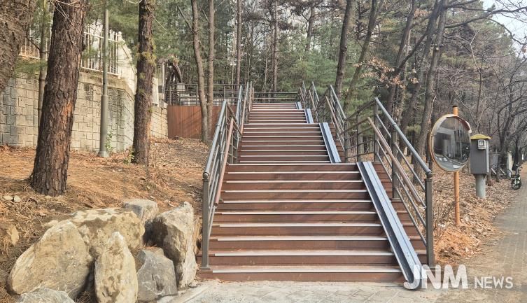 기흥구는 보라동 경관녹지 산책로 노후시설 긴급 교체공사를 완료했다