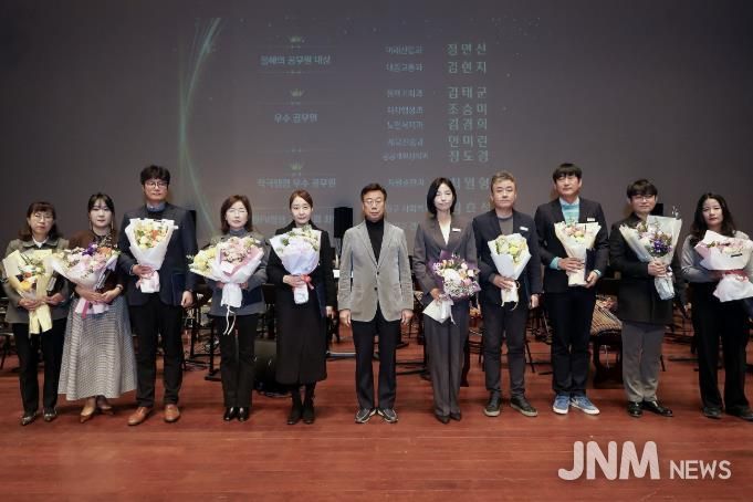 31일 시청 온누리실에서 열린 종무식에서 신상진 성남시장과 시상을 받은 우수 공무원들이 기념촬영을 하고 있다