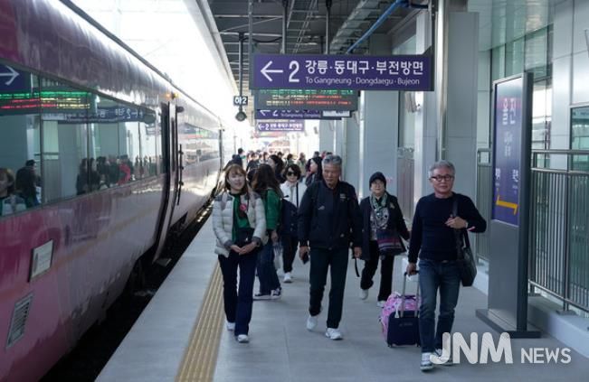 울진군, 바다·철도 잇는 이색 해맞이 관광 선보여