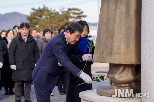 증평군 새해 첫날 연병호 항일역사 공원 참배