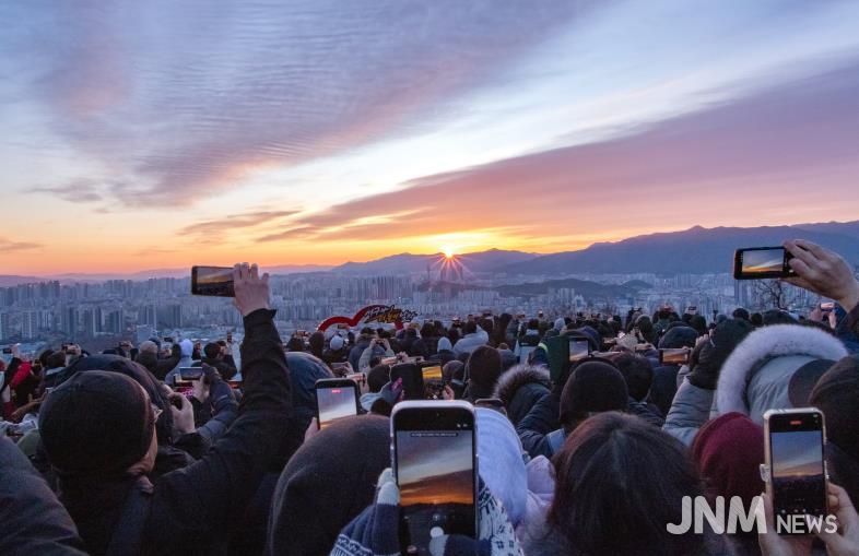 서구청 “적토마처럼 역동적이고 힘찬 새해 되길” 2026 와룡산 해맞이 행사 개최