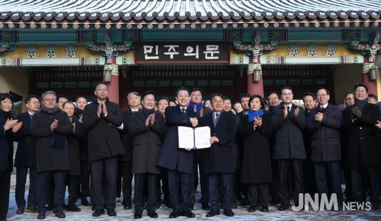 전남·광주 행정통합 선언문 발표 사진 -김영록 전라남도지사와 강기정 광주광역시장이 2일 광주 5·18민주묘지에서 참배를 마친 뒤 민주의 문 앞에서 ‘전남·광주 행정통합 선언문’을 발표하고 있다.
