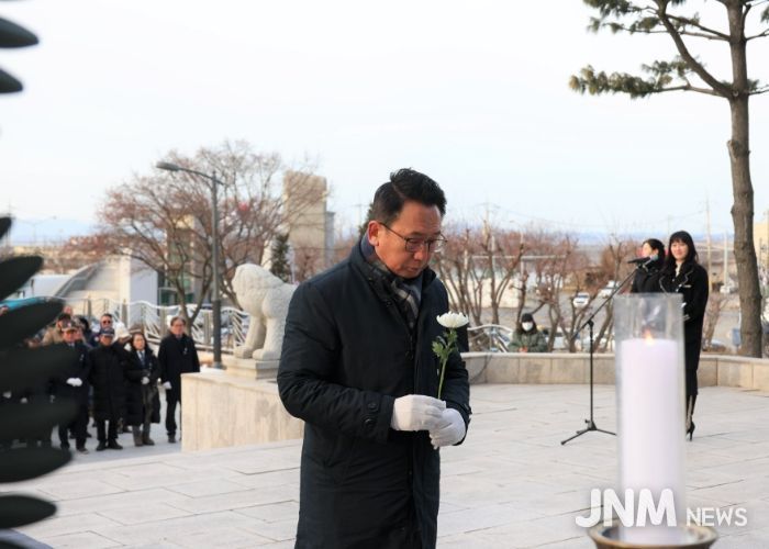 신년 현충탑 헌화하는 평택시의회 강정구 의장