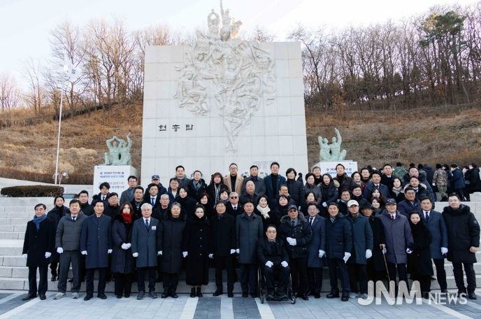 김병전 의장, 현충탑 참배로 새해 일정 시작