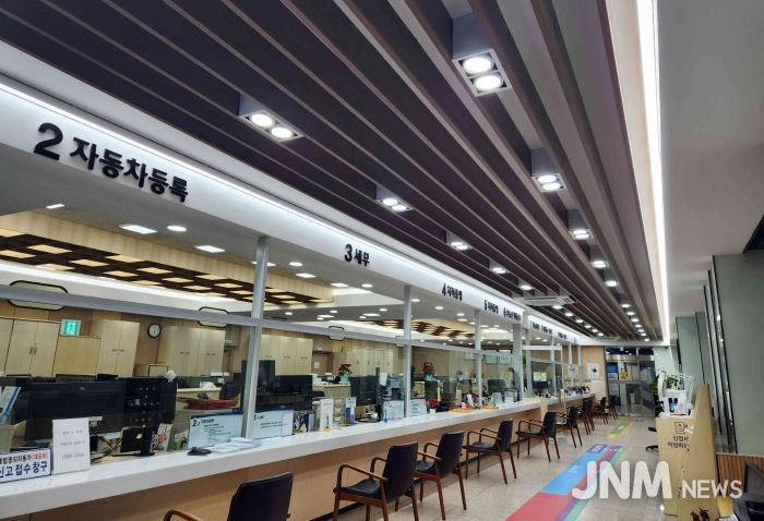 “고개 들면 감성 카페, 발밑엔 친절한 안내선” 성주군 ‘따뜻한 민원실’2026년 본격 운영 시작