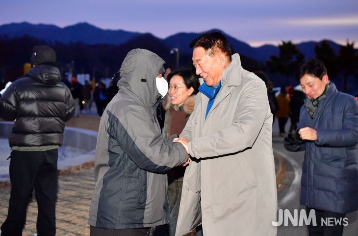 김한종 장성군수가 1일 장성호 제방 해맞이 행사에서 군민들과 새해 인사를 나누고 있다.