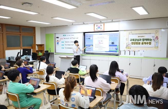 동부초 이광해 교사가 디지털 기반 학생 맞춤교육을 하고 있다(지난 5월 9일)