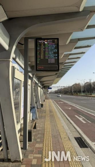 다국어 지원 버스정보안내기가 설치된 안산역 버스정류장 전경.