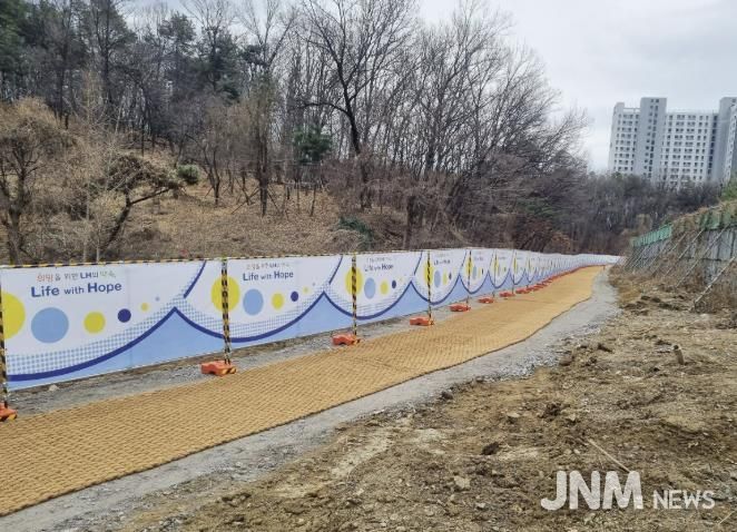 과천지식정보타운 내 근린공원 3 경계를 따라 조성한 임시 보행로 모습