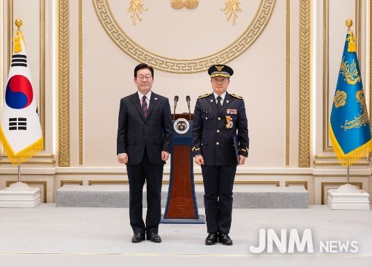 해양경찰청 김해인 경감이 1월 2일 청와대 영빈관에서 대통령으로부터 옥조근정훈장을 친수빋고 기념촬영을 하고있다