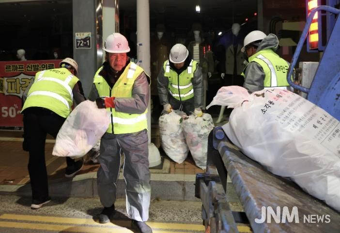 일일 환경미화원을 체험하고 있는 태안군 공무원들의 모습.