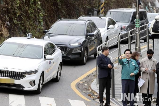 박일하 동작구청장이 지난해 11월 17일 사당동 상현중학교 앞 교차로에서 관계자들과 교통 정체 원인과 문제점을 파악하고, 개선방안 마련을 위한 의견을 나누고 있다