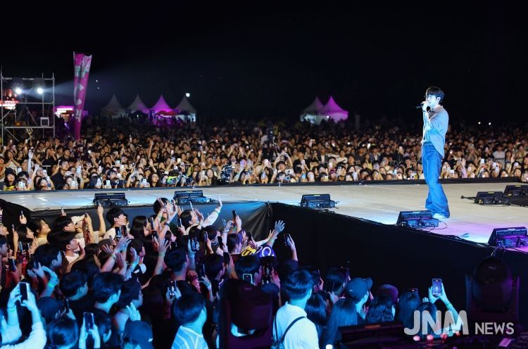 지난 9월 20~21일 황룡친수공원에서 열린 제3회 광산뮤직ON페스티벌이 대성황을 이룬 가운데, 많은 시민이 마지막 무대에 오른 10CM(십센치) 공연을 즐기고 있다.