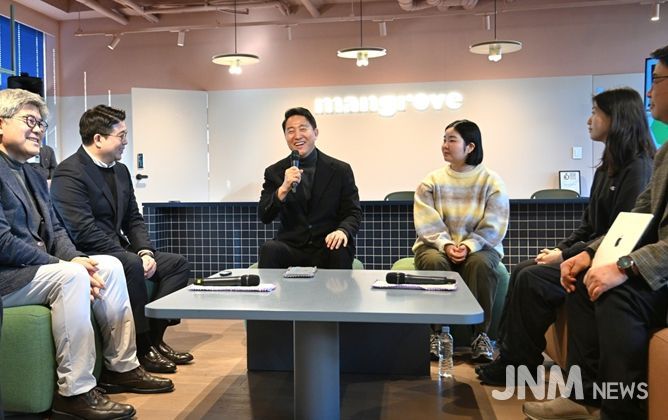 오세훈 서울시장이 8일 오전 민간임대주택 현장을 찾아 사업자, 입주민 및 관계자와 민간임대주택 활성화 방안을 논의하고 있다.