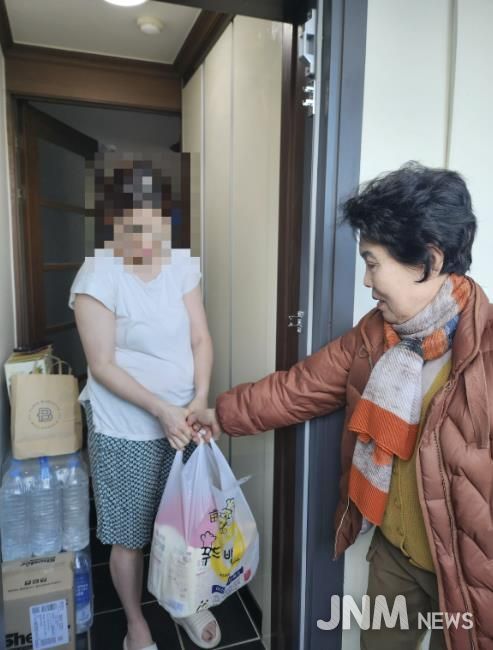 복지통장이 취약계층 가정을 방문해 후원물품을 전달하는 모습