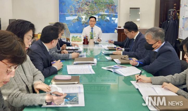 조석훈 목포시장 권한대행이 대반동·선창권역 현안업무 점검회의를 주재하고 있다.