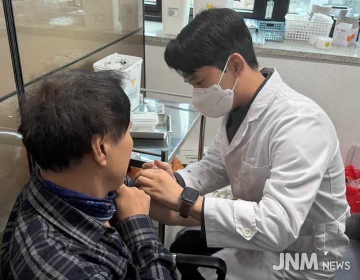 나주시 보건소가 65세 이상 어르신을 대상으로 페렴구균 무료 예방접종을 진행중이다.(사진 제공-나주시)