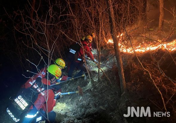 산불진화에 총력을 기울이고 있는 산림청 공중진화대원