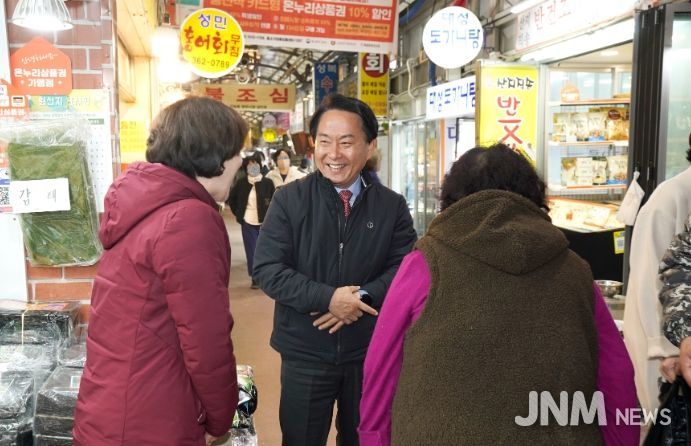 서대문구 천연동에 소재한 독립문영천시장이 최근 중소벤처기업부가 주관한 ‘문화관광형시장 육성사업’ 공모에서 선정됐다. 사진은 이성헌 구청장이 이곳 시장을 찾아 상인들과 대화하는 모습.