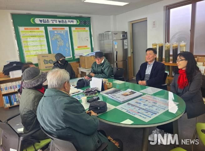 지난 7일, 농업기술센터 증도지소에서 관계 공무원 및 농업인들이 당면 영농 및 현안사업 등에 대하여 정보를 나누고 있다.