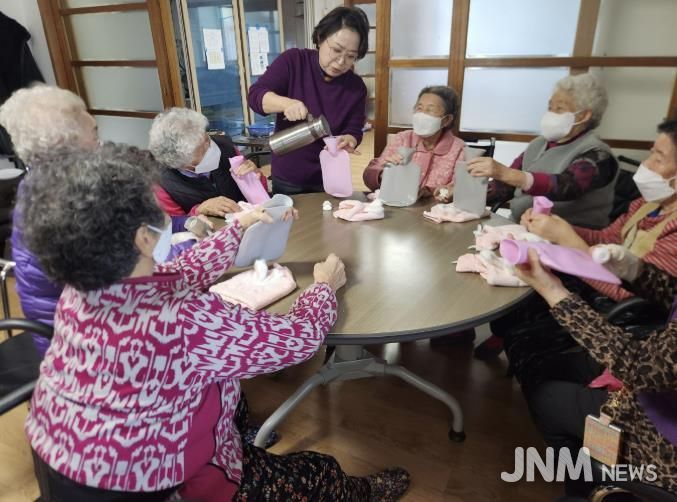 생활지원사가 온수 물주머니 사용법을 교육하고 있다