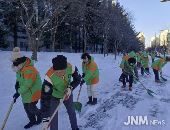 동두천시 생연2동 지역자율방재단, 강설 신속 대응 위한 제설 작업 실시