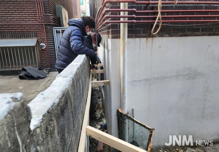 남동구 자원봉사센터, 주택가‘위험 담벼락’집수리 봉사로 정비