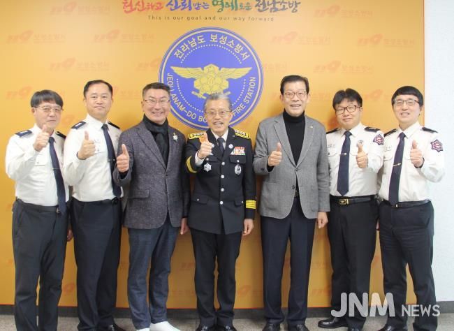 김재철 전남도의원(왼쪽에서 세번째)이 1월 14일, 보성소방서를 방문해 박상진 서장, 이동현 의원 등과 함께 기념사진을 찍고 있다.