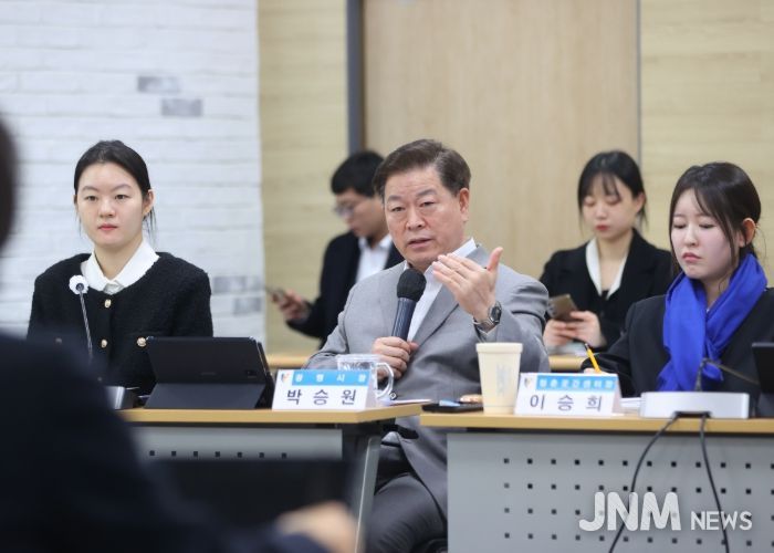 박승원 광명시장이 14일 시청 중회의실에서 열린 ‘청년정책 간담회’에 참석해 발언하고 있다