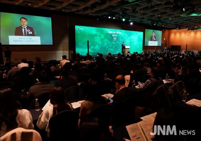 김인호 산림청장이 서울특별시 여의도 전경련회관에서 열린 ‘2026 산림·임업 전망’에서 환영사를 하고 있다.