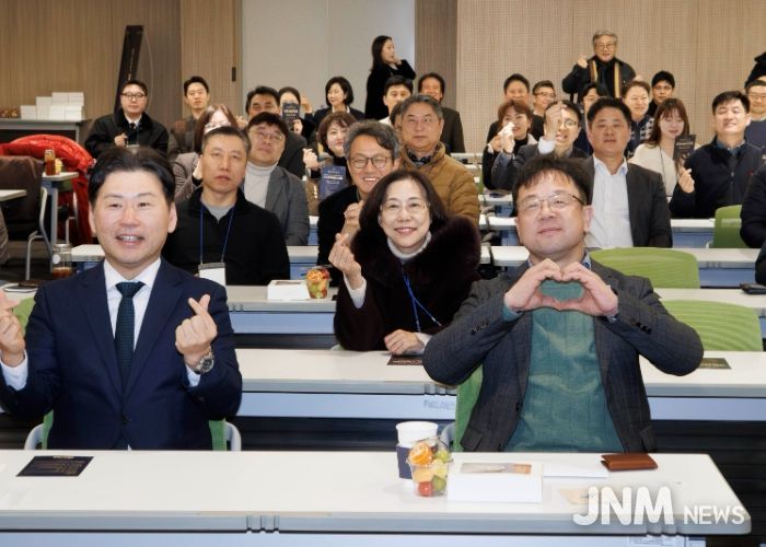 김현수 수원시 제1부시장(오른쪽)과 제10회 매홀벤처포럼 참석자들이 함께하고 있다.
