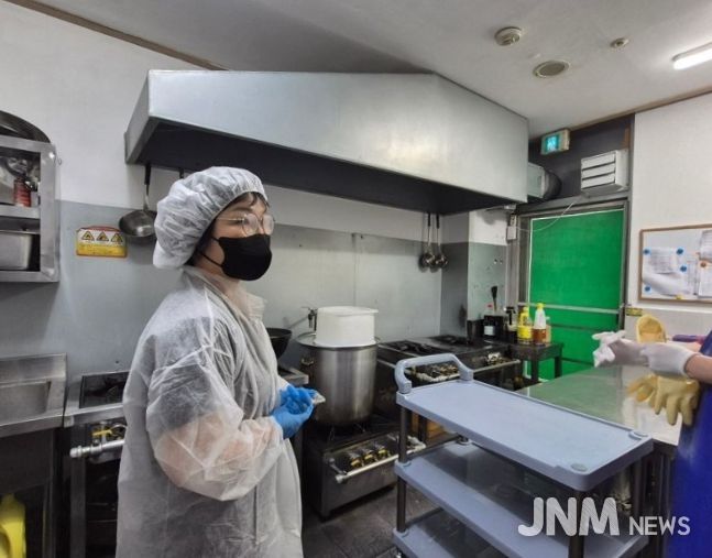 관내 어린이집을 대상으로 '식중독 예방 컨설팅'을 진행하고 있다.