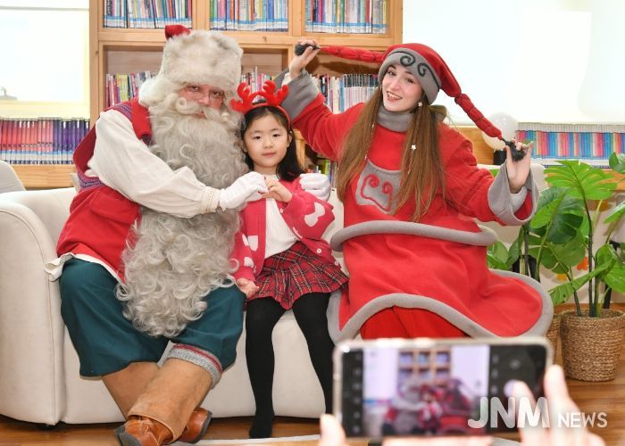 핀린드 로바니에미시 리얼 산타와 요정 엘프가 지난 21일 화천 어린이 도서관을 방문해 어린이들과 즐거운 시간을 보내고 있다