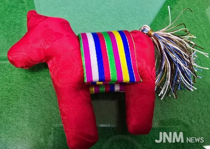 붉은말 자수 키링