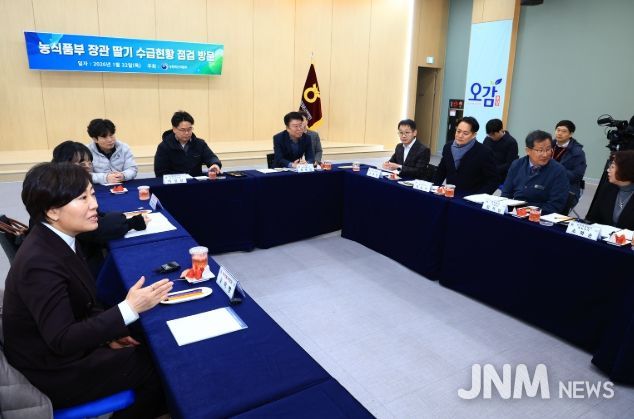 송미령 농림축산식품부 장관, 논산 찾아 딸기 생육 현장 점검 논산시, 외국인 계절근로 사업 확대 필요성 건의